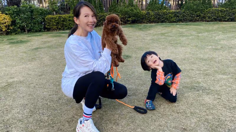 49歲蔡少芬與兒子同框比萌，扎馬尾青春感十足，魚蛋似縮小版張晉