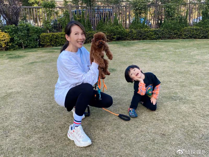 49歲蔡少芬與兒子同框比萌,扎馬尾青春感十足,魚蛋似縮小版張晉