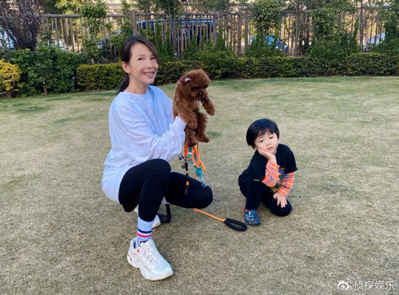 49歲蔡少芬與兒子同框比萌,扎馬尾青春感十足,魚蛋似縮小版張晉