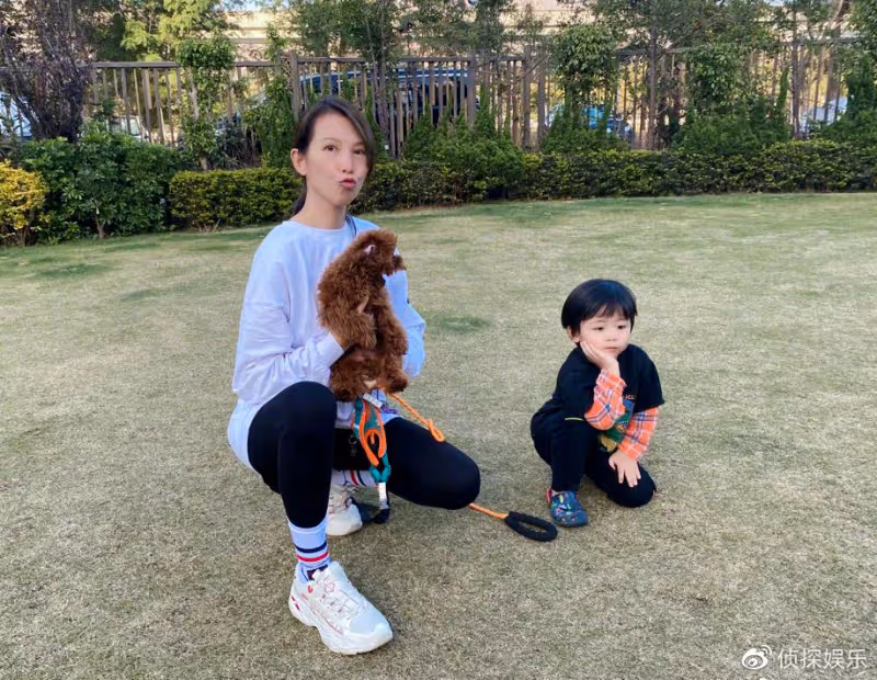 49歲蔡少芬與兒子同框比萌,扎馬尾青春感十足,魚蛋似縮小版張晉
