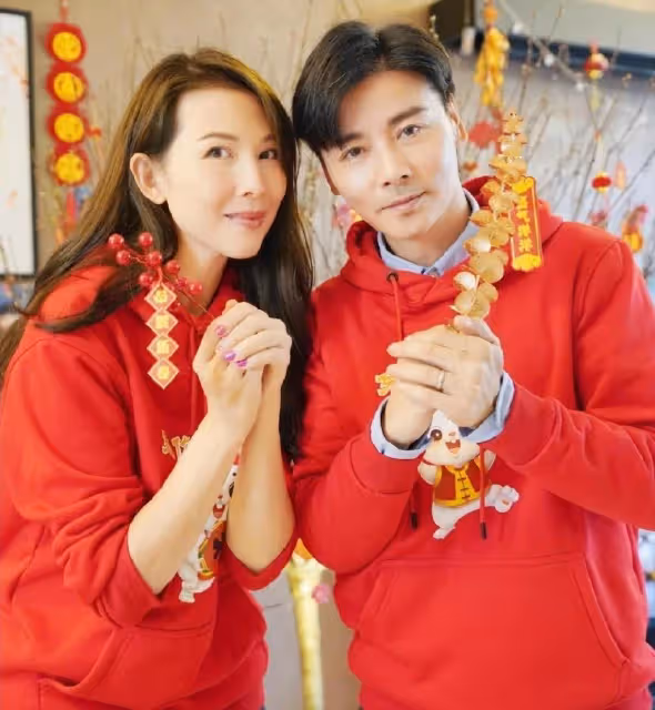 49歲蔡少芬與兒子同框比萌,扎馬尾青春感十足,魚蛋似縮小版張晉
