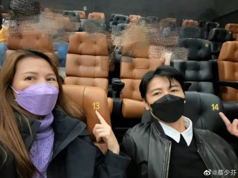 49歲蔡少芬與兒子同框比萌,扎馬尾青春感十足,魚蛋似縮小版張晉