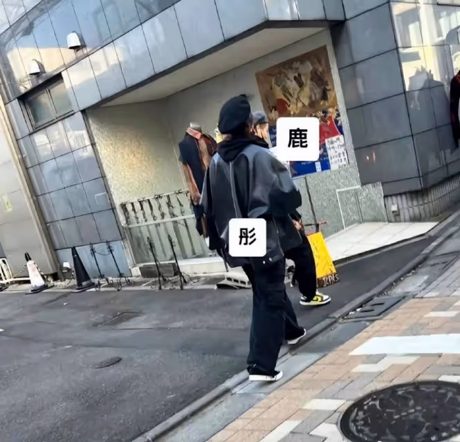 關曉彤鹿晗再合體,高調穿情侶裝超般配,女方皮衣搶鏡是鹿晗的