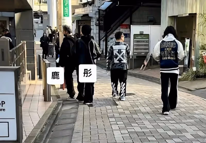 關曉彤鹿晗再合體,高調穿情侶裝超般配,女方皮衣搶鏡是鹿晗的