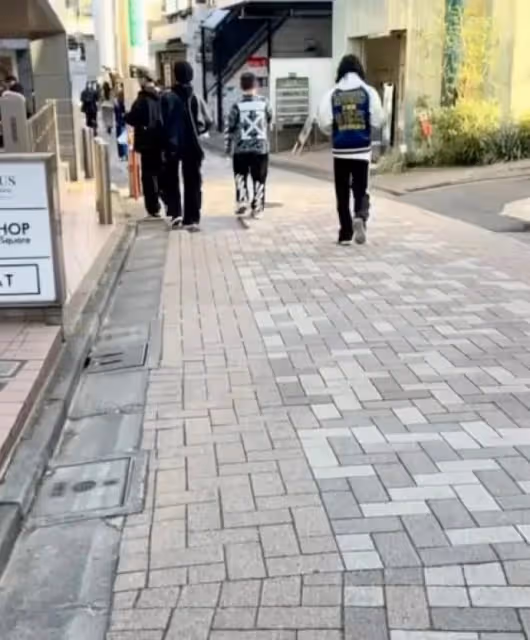 關曉彤鹿晗再合體,高調穿情侶裝超般配,女方皮衣搶鏡是鹿晗的