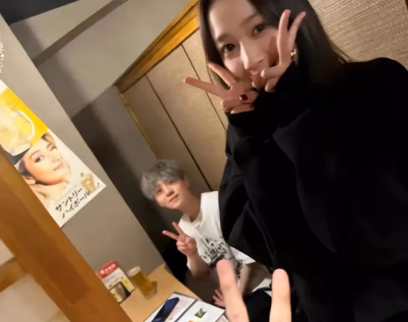 關曉彤鹿晗再合體，高調穿情侶裝超般配，女方皮衣搶鏡是鹿晗的