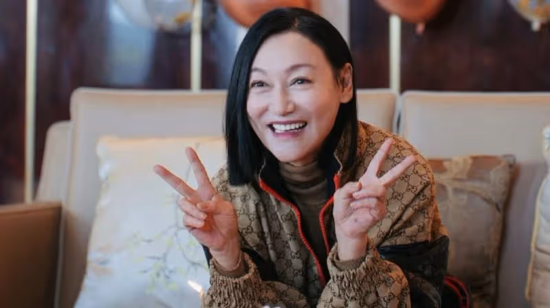 63歲惠英紅曬慶生vlog，肌膚白皙好年輕，郭曉婷榮梓杉現身送祝福