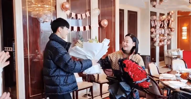 63歲惠英紅曬慶生vlog，肌膚白皙好年輕，郭曉婷榮梓杉現身送祝福
