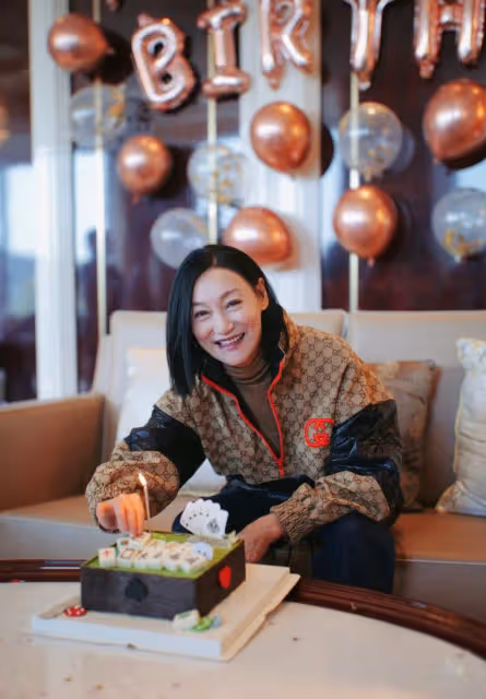 63歲惠英紅曬慶生vlog，肌膚白皙好年輕，郭曉婷榮梓杉現身送祝福