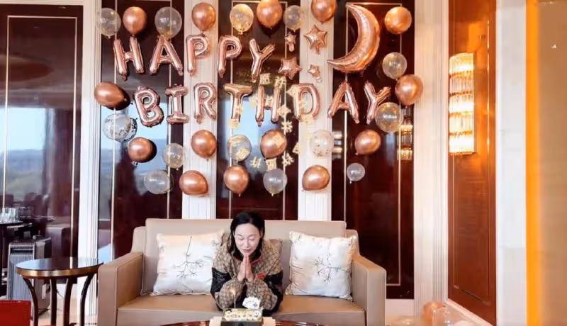 63歲惠英紅曬慶生vlog，肌膚白皙好年輕，郭曉婷榮梓杉現身送祝福