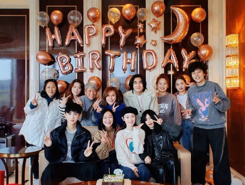 63歲惠英紅曬慶生vlog，肌膚白皙好年輕，郭曉婷榮梓杉現身送祝福