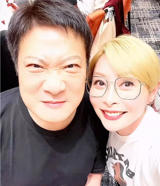 錢小豪60大壽祖孫三代同堂!倆兒子像爸,弟媳湯盈盈幫抹汗太貼心