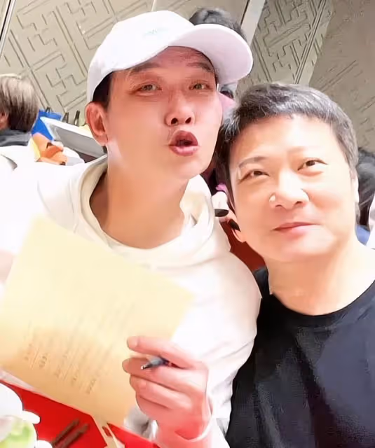 錢小豪60大壽祖孫三代同堂!倆兒子像爸,弟媳湯盈盈幫抹汗太貼心