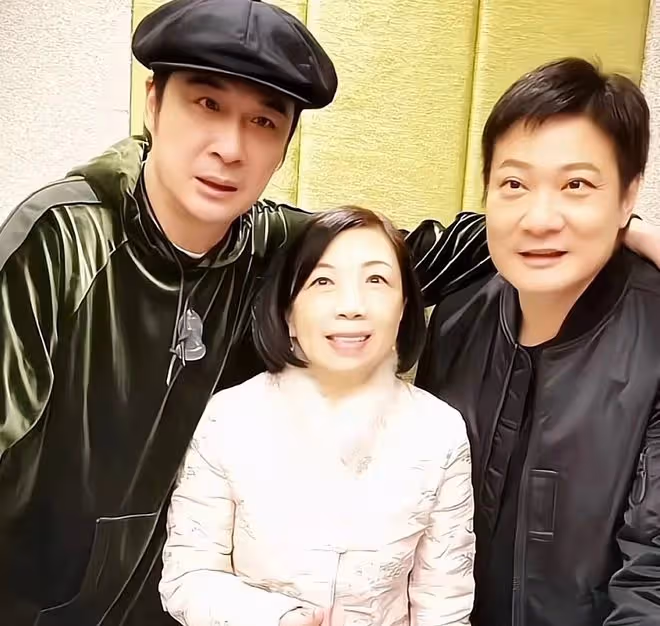 錢小豪60大壽祖孫三代同堂!倆兒子像爸,弟媳湯盈盈幫抹汗太貼心