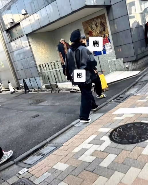 鹿晗關曉彤日本逛街!戴26元帽子顯節儉,女方鑽戒吸睛疑好事將近