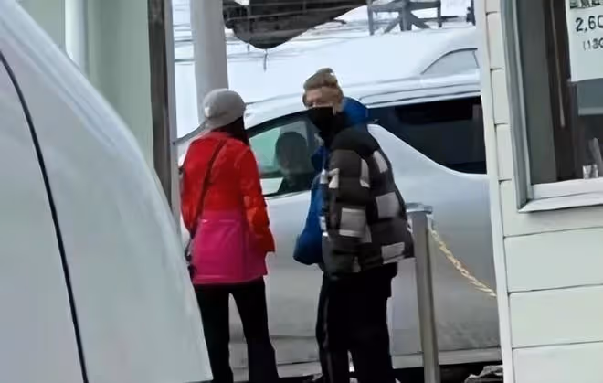 鹿晗關曉彤日本逛街!戴26元帽子顯節儉,女方鑽戒吸睛疑好事將近