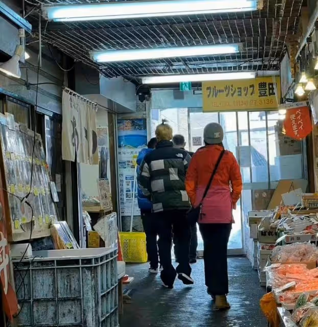 鹿晗關曉彤日本逛街!戴26元帽子顯節儉,女方鑽戒吸睛疑好事將近