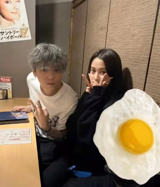 鹿晗關曉彤日本逛街!戴26元帽子顯節儉,女方鑽戒吸睛疑好事將近