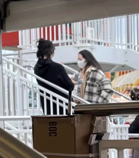 郭碧婷一家現身香港,向佐化身奶爸全程帶娃,恩愛相處破婚變傳聞
