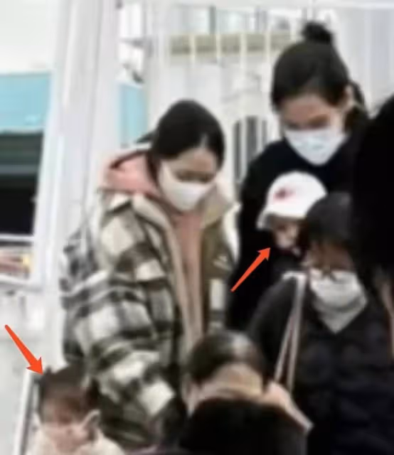 郭碧婷一家現身香港,向佐化身奶爸全程帶娃,恩愛相處破婚變傳聞