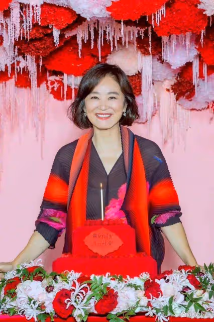 68歲林青霞狀態真絕,在國外換了兩套衣服,不愧是東南亞第一美女