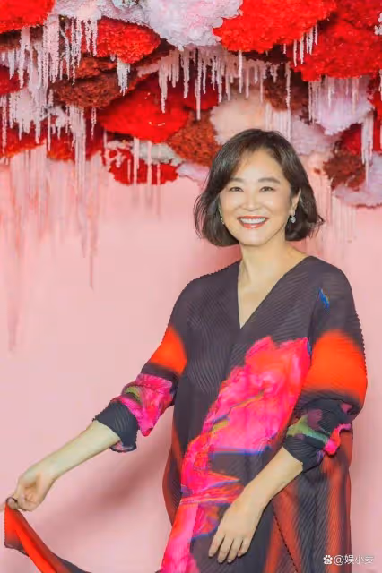 68歲林青霞狀態真絕,在國外換了兩套衣服,不愧是東南亞第一美女