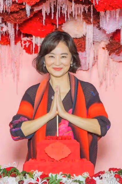 68歲林青霞狀態真絕,在國外換了兩套衣服,不愧是東南亞第一美女