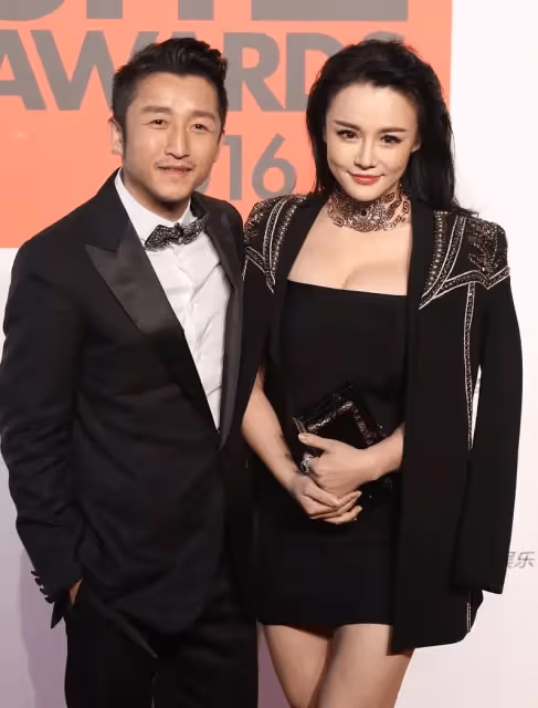 冉瑩穎高爾夫球場打球,前凸後翹秀火辣身材,P圖過火球桿變歪