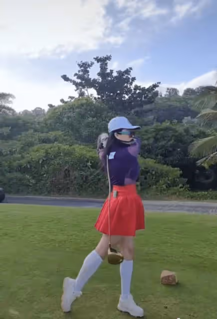 冉瑩穎高爾夫球場打球,前凸後翹秀火辣身材,P圖過火球桿變歪