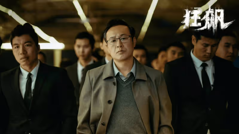 張頌文劇組拍戲遇粉絲堵截,簽名合照無架子,穿百元大衣接地氣