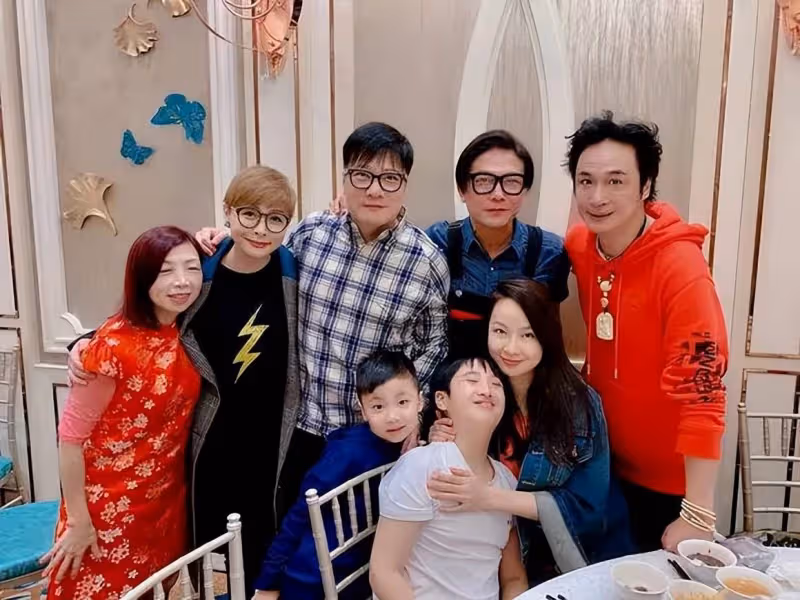 錢小豪兄弟與吳鎮宇新春團拜,丘倩鳴凍齡氣質佳,湯盈盈疑懷三胎