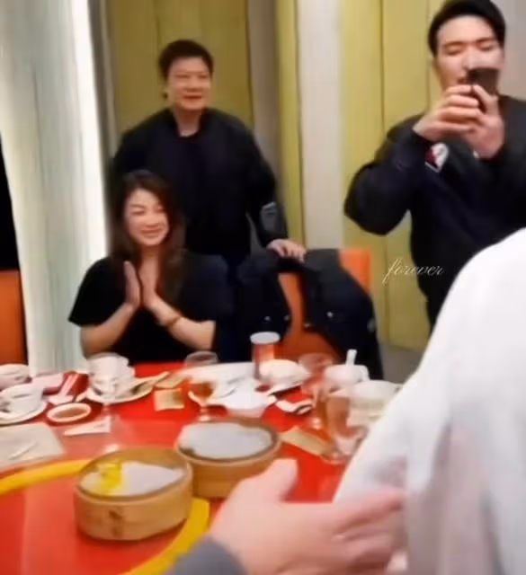 錢小豪兄弟與吳鎮宇新春團拜,丘倩鳴凍齡氣質佳,湯盈盈疑懷三胎