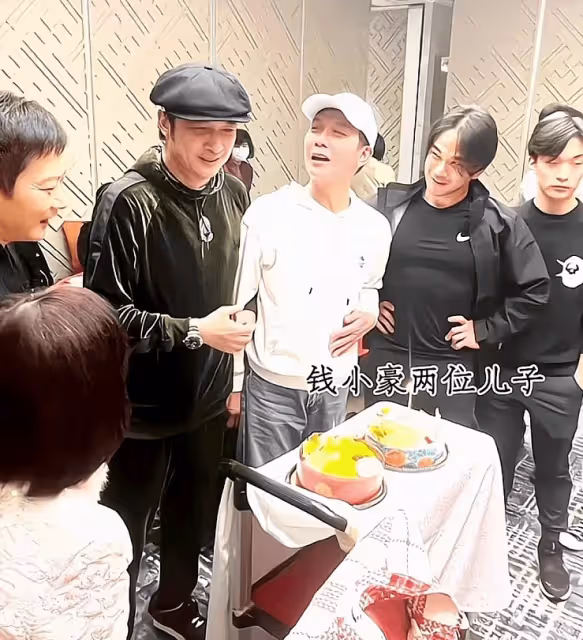 錢小豪兄弟與吳鎮宇新春團拜,丘倩鳴凍齡氣質佳,湯盈盈疑懷三胎