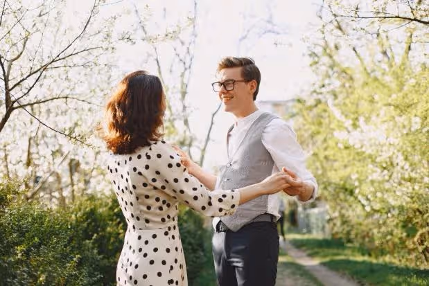 小伙為傍富婆拋妻棄子,不料剛剛離婚結局反轉,富婆:你也配?