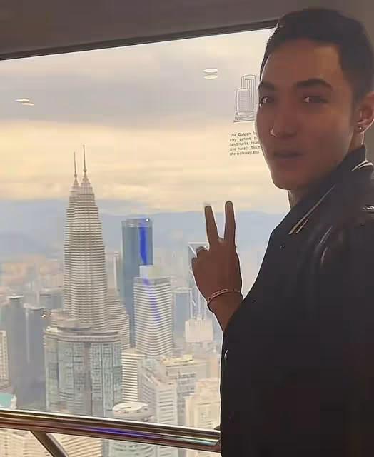 屠洪剛兒子罕露面,32歲濃眉大眼很帥氣,幼年喪母與父親感情疏離