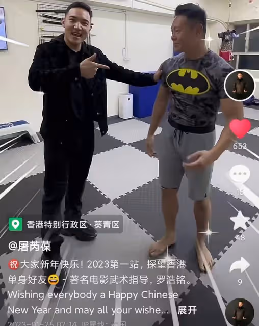屠洪剛兒子罕露面,32歲濃眉大眼很帥氣,幼年喪母與父親感情疏離