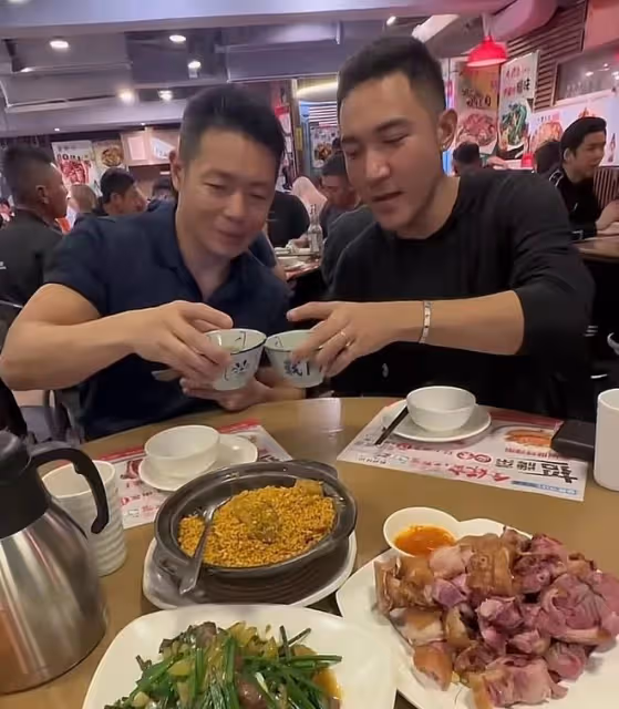 屠洪剛兒子罕露面,32歲濃眉大眼很帥氣,幼年喪母與父親感情疏離