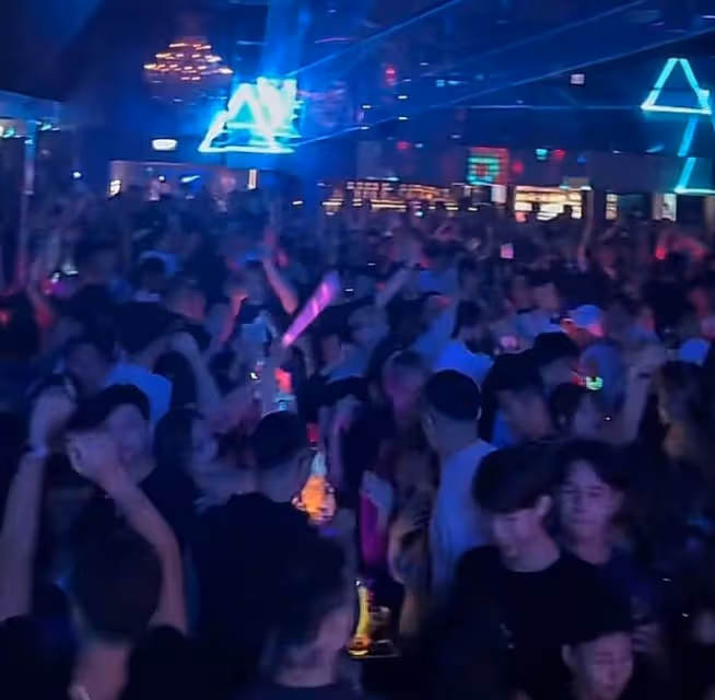 屠洪剛兒子罕露面,32歲濃眉大眼很帥氣,幼年喪母與父親感情疏離