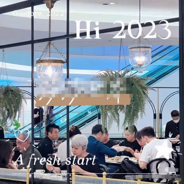 森碟一家人罕現身新加坡！爸媽穿情侶裝秀恩愛，森碟球賽首戰告捷