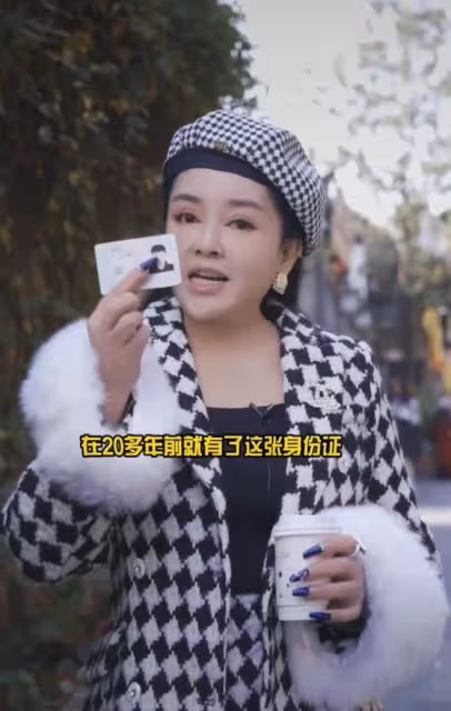 59歲千百惠陽康後得帶狀皰疹!嘴上疤痕明顯,容貌大變陷整容風波