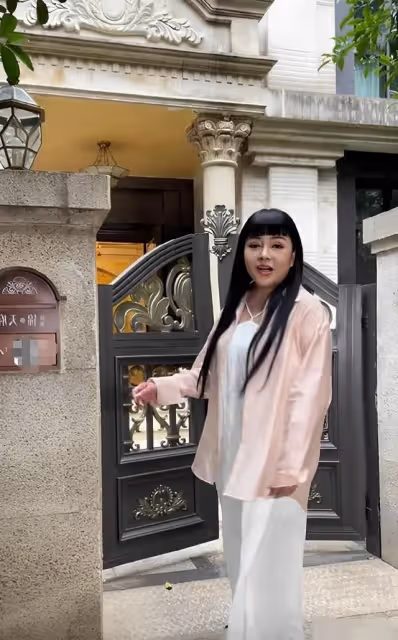 59歲千百惠陽康後得帶狀皰疹!嘴上疤痕明顯,容貌大變陷整容風波