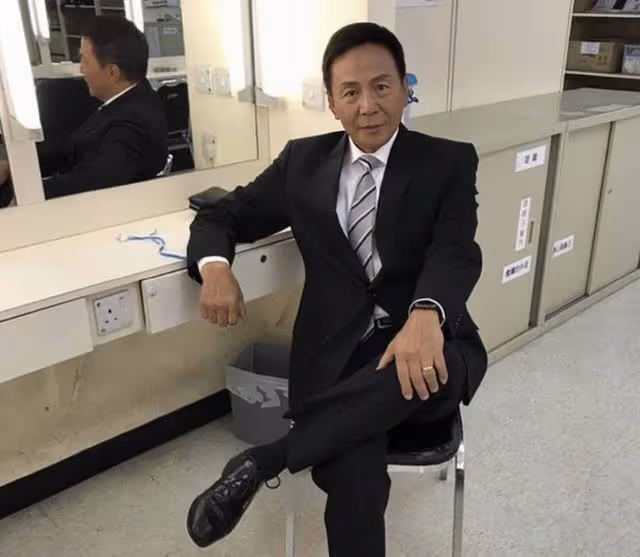 TVB知名老戲骨不言退休!賣房為患癌女友治病,戀愛多年不結婚