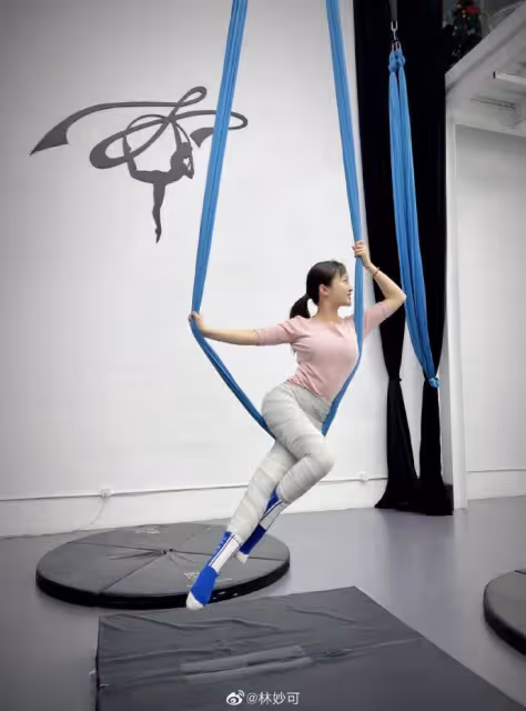 23歲林妙可久違曬近照，挑戰空中瑜伽身姿優雅，瘦了一大圈更美了
