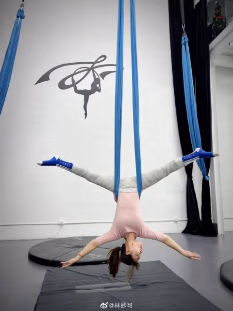 23歲林妙可久違曬近照，挑戰空中瑜伽身姿優雅，瘦了一大圈更美了