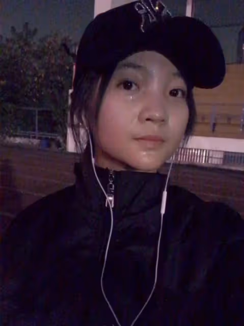 23歲林妙可久違曬近照，挑戰空中瑜伽身姿優雅，瘦了一大圈更美了