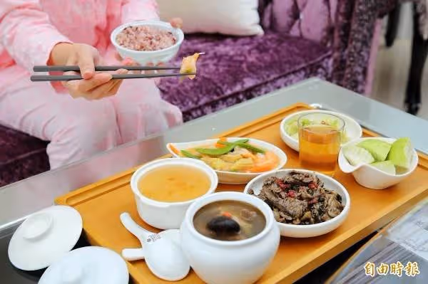 婆婆幫忙坐月子!只餵媳婦「白水煮麵」對方記恨多年,如今「婆婆下場」人夫嘆:妻子不孝!