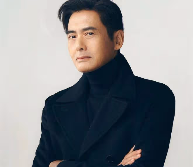 67歲周潤發罕登雜誌封面,滿頭白髮染黑重拾帥氣,眼神犀利氣場大
