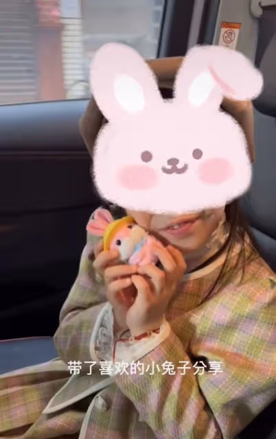伊能靜獨自帶女兒回台北!米粒身高猛長名媛范足,飛機上興奮落淚