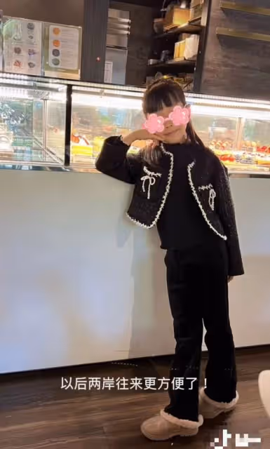 伊能靜獨自帶女兒回台北!米粒身高猛長名媛范足,飛機上興奮落淚