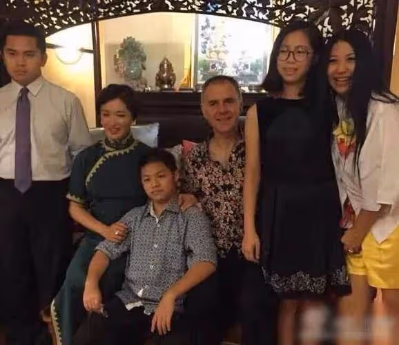 金星與老公漢斯國外近照曝光,金星已56歲,臉皮旮拉老得有點快